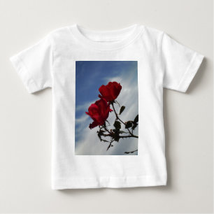 Rote Rosen gegen einen hellen blauen Himmel Baby T-shirt