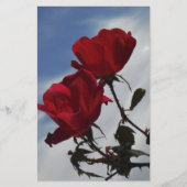 Rote Rosen gegen einen hellen blauen Himmel Briefpapier (Vorderseite)