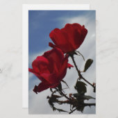 Rote Rosen gegen einen hellen blauen Himmel Briefpapier (Vorne/Hinten)