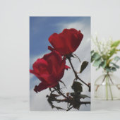 Rote Rosen gegen einen hellen blauen Himmel Briefpapier (Stehend Vorderseite)