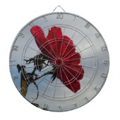 Rote Rosen gegen einen hellen blauen Himmel Dartscheibe (vorne)