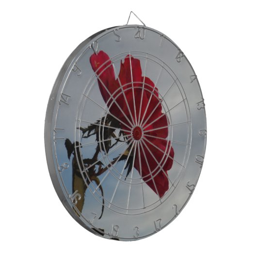 Rote Rosen gegen einen hellen blauen Himmel Dartscheibe (Vorderseite Links)