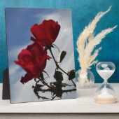 Rote Rosen gegen einen hellen blauen Himmel Fotoplatte (Seite)