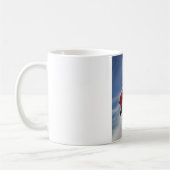 Rote Rosen gegen einen hellen blauen Himmel Kaffeetasse (Links)