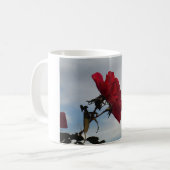 Rote Rosen gegen einen hellen blauen Himmel Kaffeetasse (Vorderseite Links)