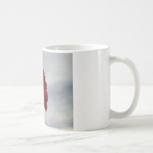 Rote Rosen gegen einen hellen blauen Himmel Kaffeetasse