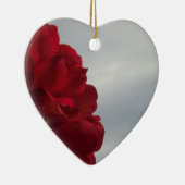 Rote Rosen gegen einen hellen blauen Himmel Keramik Ornament (Rechts)