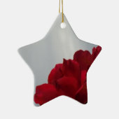 Rote Rosen gegen einen hellen blauen Himmel Keramik Ornament (Rechts)