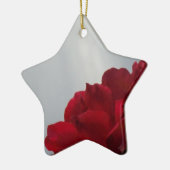 Rote Rosen gegen einen hellen blauen Himmel Keramik Ornament (Links)