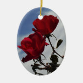 Rote Rosen gegen einen hellen blauen Himmel Keramikornament (Vorne)