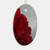 Rote Rosen gegen einen hellen blauen Himmel Keramikornament (Rechts)