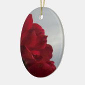 Rote Rosen gegen einen hellen blauen Himmel Keramikornament (Links)