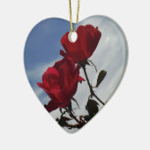 Rote Rosen gegen einen hellen blauen Himmel Keramikornament (Links)