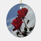 Rote Rosen gegen einen hellen blauen Himmel Keramikornament (Links)