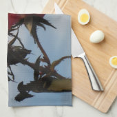 Rote Rosen gegen einen hellen blauen Himmel Küchentuch (Viertel Falte)