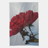 Rote Rosen gegen einen hellen blauen Himmel Küchentuch (Vertikal)