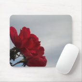 Rote Rosen gegen einen hellen blauen Himmel Mousepad (Mit Mouse)