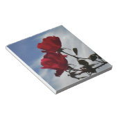 Rote Rosen gegen einen hellen blauen Himmel Notizblock (angewinkelt)