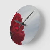 Rote Rosen gegen einen hellen blauen Himmel Runde Wanduhr (Winkel)