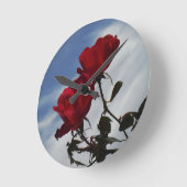 Rote Rosen gegen einen hellen blauen Himmel Runde Wanduhr (Winkel)
