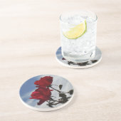 Rote Rosen gegen einen hellen blauen Himmel Sandstein Untersetzer (Seite)