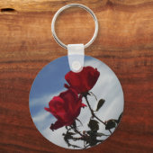 Rote Rosen gegen einen hellen blauen Himmel Schlüsselanhänger (Vorderseite)