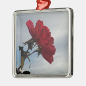 Rote Rosen gegen einen hellen blauen Himmel Silbernes Ornament (Links)