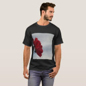 Rote Rosen gegen einen hellen blauen Himmel T-Shirt (Vorne ganz)