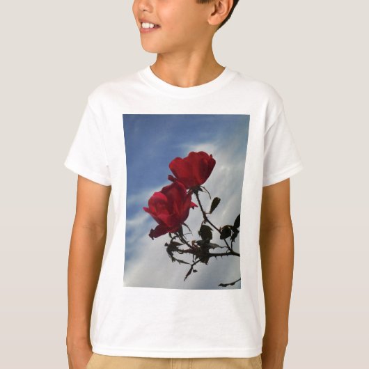 Rote Rosen gegen einen hellen blauen Himmel T-Shirt (Vorderseite)