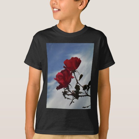 Rote Rosen gegen einen hellen blauen Himmel T-Shirt (Vorderseite)