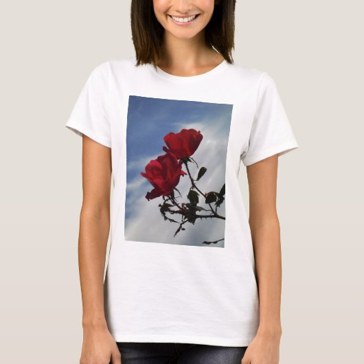 Rote Rosen gegen einen hellen blauen Himmel T-Shirt (Vorderseite)