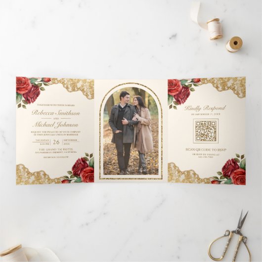 Rote Rosen Gold Lace Cream QR Code Foto Hochzeit Dreifach Gefaltete Einladung (Innenseite)