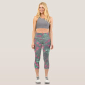 Rote Rosen Grüne Blätter Blume Capri Leggings (Vorderseite)