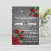 Rote Rosen & Grunge Textured Wedding Einladung (Stehend Vorderseite)