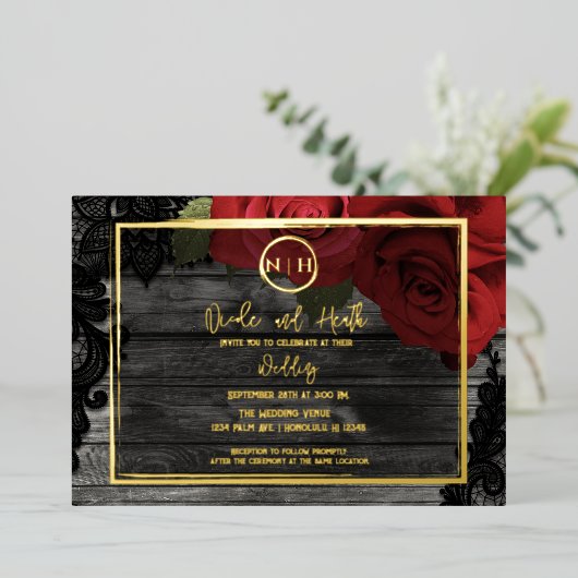 Rote Rosen Holz & Spitzen Elegantes Rustikales Hoc Folieneinladung (Stehend vorne)