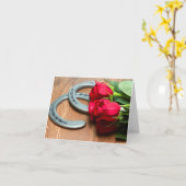 Rote Rosen Kentuckys Derby mit Hufeisen auf Holz Karte (Gelbe Blume)