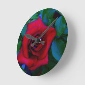 Rote Rosen mit blauen Tönen Runde Wanduhr (Winkel)
