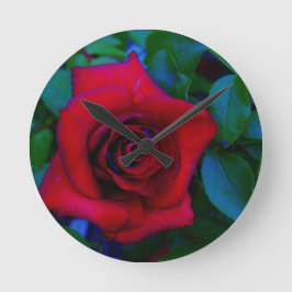 Rote Rosen mit blauen Tönen Runde Wanduhr