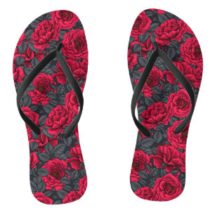 Rote Rosen mit grauen Blätter auf schwarz Badesandalen