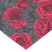 Rote Rosen mit grauen Blätter auf schwarz Kurzer Tischläufer (Ecke)