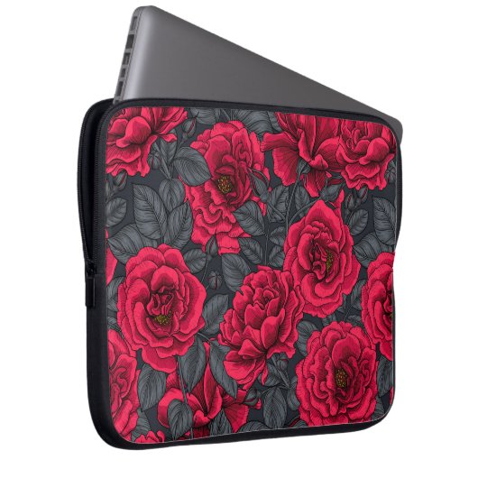 Rote Rosen mit grauen Blätter auf schwarz Laptopschutzhülle (Vorne Rechts)