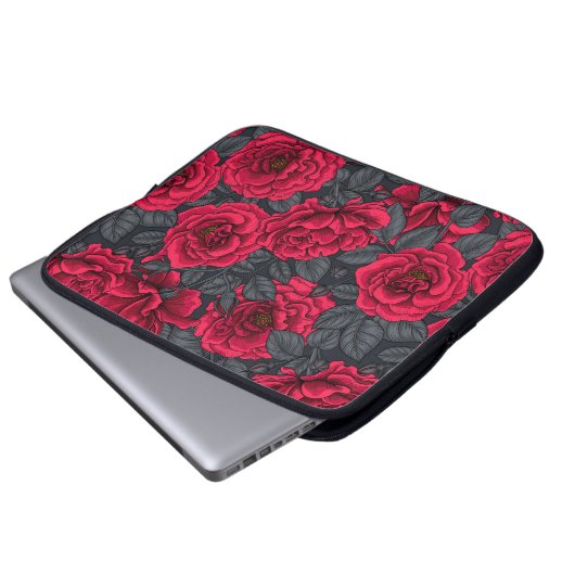 Rote Rosen mit grauen Blätter auf schwarz Laptopschutzhülle (Vorne Knopf)