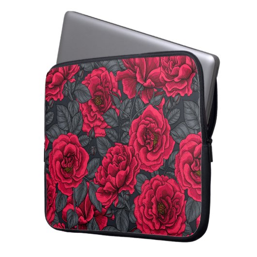 Rote Rosen mit grauen Blätter auf schwarz Laptopschutzhülle (Vorderseite Links)