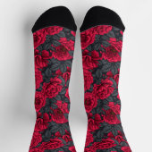 Rote Rosen mit grauen Blätter auf schwarz Socken (Oben)