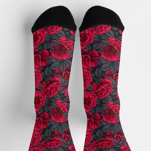 Rote Rosen mit grauen Blätter auf schwarz Socken (Oben)