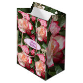 Rote Rosen Rose Weißer Blume Hütte Gartenanlage Mittlere Geschenktüte (Vorderseite Schrägansicht)