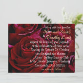 rote Rosen rund um die Hochzeitsfeier Einladung (Stehend Vorderseite)