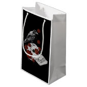 Rote Rosen, Schädel und Raven-Geschenktasche Kleine Geschenktüte (Rückseite Schrägansicht)