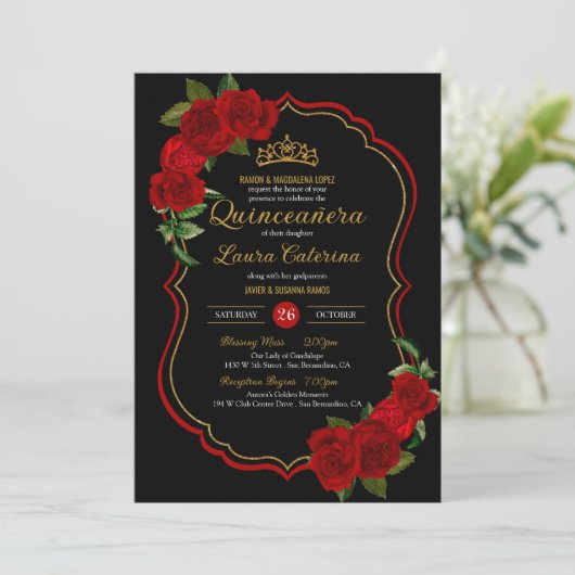 Rote Rosen Schwarz und Gold Elegante Quinceanera Einladung (Stehend Vorderseite)