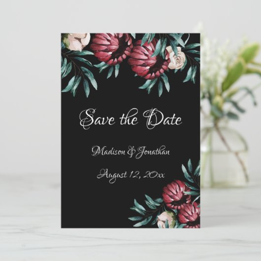 Rote Rosen Schwarzer Hintergrund Script Elegant Save The Date (Stehend Vorderseite)